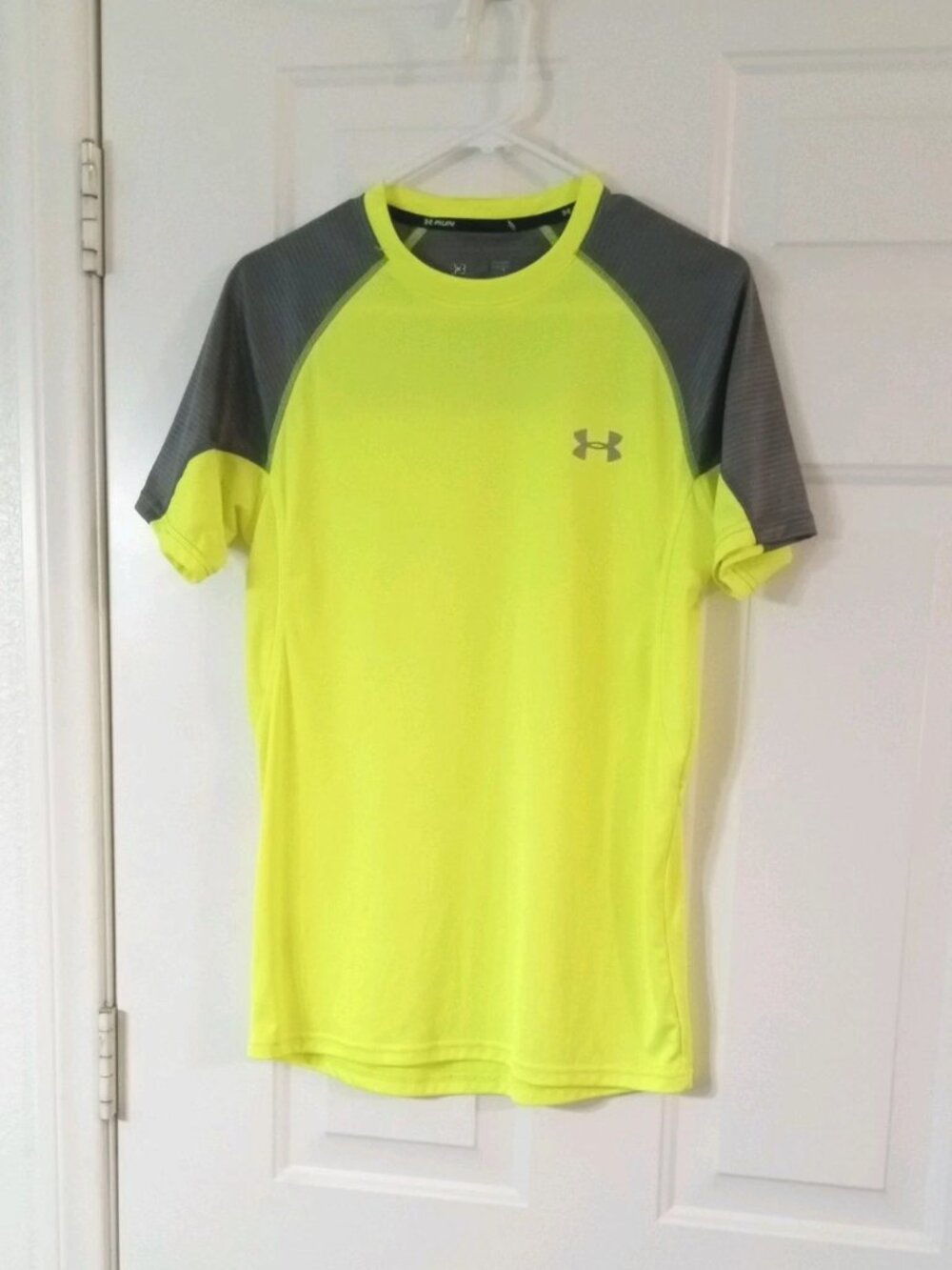 Under Armour Cold Black Run Performance T-Shirt Men's Medium Chartreuse and Gray